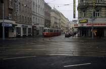 Wien Wiener Linien SL D (E2 4322 (Bombardier 1990)) IX, Alsergrund, Porzelangasse / Julius-Tandler-Platz am 19. März 2000, einem Tag mit Schneeregen. - Scan eines Diapositivs. Film: Kodak Ektachrome ED 3. Kamera: Leica CL.