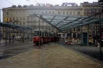 Wien Wiener Linien SL D (c5 1517 (Bombardier 1990)) IX, Alsergrund, Franz-Josefs-Bahnhof am 19. März 2000, einem Tag mit Schneeregen. - Scan eines Diapositivs. Film: Kodak Ektachrome ED 3. Kamera: Leica CL.