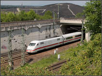 Schwierig zu erwischen - 

Bei einer Geschwindigkeit von 200 bis 250 ist es nicht einfach den Triebkopf in exakter Position zu erwischen, man löst aus und hofft dass es einigermaßen passt. Nachschuss auf einen ICE auf der Hochgeschwindigkeitstrecke Stuttgart - Mannheim im Bereich der Abzweigungen in Richtung Heidelberg und Karlsruhe. Im Hintergrund die bekannte Mülldeponie. 

26.06.2012 (M)