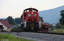 DB 294 797-6 verlsst gerade mit einer berfhrung Plattling - Deggendorf Hafen die KBS 905 Plattling - Bayerisch Eisenstein und biegt auf das verbliebene Teilstck der ehem. KBS 876 Deggendorf - Kalteneck ( Vorwaldbahn ) ein, fotografiert bei der Ausfahrt aus dem Bahnhof Deggendorf am 28.06.2012