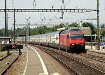 Ein IC-Dosto, gezogen von der Re 460 074-8, durchfhrt am 28.06.12 den Bahnhof Rolle