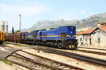 2062 102 und eine Kollegin bringen einen Gterzug in den Rangierbahnhof Solin bei Split.