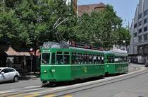 Be 4/4 mit der Betriebsnummer 465 und der B4S 1463 auf der Linie 16 fahren zur Haltestelle Heuwaage. Die Aufnahme stammt vom 29.06.2012.