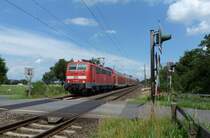 Wegen eines Steuerwagendefekts fuhr am 30.06.2012 ein RE von Emden nach Mnster als Sandwich mit 111 134-3 vorne und 111 137-6 hinten dran, hier ist der Zug sdlich von Leer.