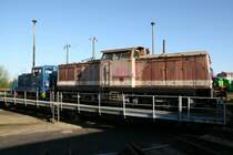 Lokomotiven der BR V 23 und V 100 au der Drehscheibe des Eisenbahn und Technikmuseum Schwerin am  14.04.2007