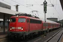 110 402 verlsst am 25.4.12 mit einem RB 35 Verstker den Hbf von Duisburg.