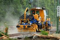 Staubiger Arbeitsplatz. Am 04.07.2012 planiert eine SSP 110 SW von der Deutschen Gleisbau Union eine Weiche in Aachen West.