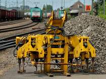 Diese Stopfmaschine lt sich an einen Bagger anbauen und ist ideal fr kleine Baustellen. Gesehen am 04.07.2012 in Aachen West.