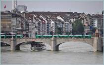 Zwei Combinos fahren ber die Mittlere Rheinbrcke, whrendem darunter das Kursschiff Llleknig gegen die starke Strmung ankmpft. (04.07.2012)