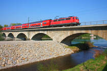 111 207 berquert die Rosenheimer Innbrcke auf dem Weg nach Salzburg