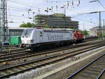 362 939 zog 193 921 auf der Wagenhalle/Lokhalle hinaus zum Stumpfgleis am Burtscheider Viadukt.
Seit wochen ist die Vectron in Aachen und steht - nach meiner Beobachtung - immer nur Abgestellt herum, oder hat es einen bestimmten Grund warum die hier ist, Messfahtren ?????????