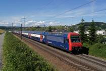 Re 450 047-6 befindet sich am 14.6.12 mit einer S 5 bei Eglisau.