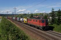 Ae 6/6 11512 zieht am 14.6.12 einen Gterzug von Eglisau Richtung Glattfelden.