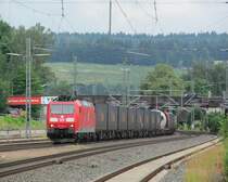 185 148-4 zieht am 02. Juli 2012 einen gemischten Gterzug durch Kronach.