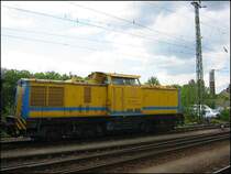 Am 03.06.2006 stand 203 302 mit einem Bauzugwaggon in Karlsruhe Hbf.