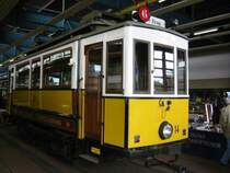 Am Pfingstwochenende 04./05.06.2006 fand beim AVG-Depot in Ettlingen eine Feier zum 35-j�hrigen Bestehen der Ulmer Eisenbahnfreunde statt. Dabei wurden auch historische Stra�enbahnen aus Karlsruhe gezeigt. Im Bild Tw 14, so weit ich wei� das �lteste noch vorhandene Karlsruher Fahrzeug. Die Triebwagen dieses Typs wurden in den Jahren 1899 bis 1900 gebaut und waren urspr�nglich Akkumulatorenwagen, aber bereits wenige Jahre sp�ter wurden die Akkus ausgebaut.