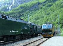 Inzwischen f�hrt auch Zug 17 2231 / 17 2228 von Myrdal am 14.06.2006 in Berekvam ein, bemerkenswert ist die Trittleiter, sie dient als Einstiegshilfe, den das linke Gleis hat keinen Bahnsteig.