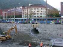Das  M�useloch , der provisorische Zugang zur Stadt, unter dem Bahnhofplatz und der Arosabahn wird eingerichtet. (20.11.2004)