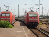 Am 25.06.06 dr�ckt 101 076-8 den IC 65 von Paris- EST nach M�nchen. Am Zuganfang zieht 120 155-7. Auf dem benachtbarten Abstellgleis macht 101 028-9 eine kleine Pause. 