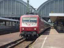 120 155-7 steht am 25.06.06 abfahrbereit in Karlsruhe HBF. Sie zieht den Intercity 65 von Paris -EST nach M�nchen. Der zug wird als Sandwish gefahren da hinten die BR 101 076-8 dr�ckt. 