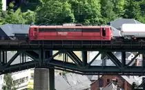 Railion DB Logistics 151 144-3 schiebt Kesselzug Richtung Kronach, Frankenwaldbahn KBS 840 Saalfeld - Lichtenfels, fotografiert auf dem Trogenbach - Viadukt in Ludwigsstadt am 09.06.2010