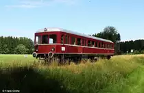 Chiemgauer Lokalbahn VT 103   LEO   bei planm��igem Wochenendeinsatz als P 132 Obing am See - Bad Endorf, KBS 12951 Lokalbahn Endorf - Obing, fotografiert bei Pittenhart am 08.07.2012 --> Der Diesel - Triebwagen wurde 1952 von der Maschinenfabrik Esslingen mit der Fabrik-Nr. 23499 f�r die Katzbachbahn Bruchsal - Hilsbach gebaut.