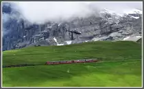 Die beiden BDhe 4/8 211 und 215 n�hern sich der Kleinen Scheidegg. Auf der Wengernalp wird an einer neuen Sesselbahnstation betoniert, wobei der frische Beton direkt vom Lastwagen auf der Salzegg �ber die Kleine Scheidegg geflogen wird. (26.05.2012)