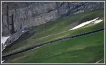 Am Fuss der Eigernordwand fahren BDhe 4/8 211 und 215 talw�rts Richtung Kleine Scheidegg. Das Foto habe ich aus einem Zug der WAB gemacht. (26.05.2012)