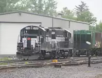 GP 9 #1703+1701 der Finger Lake RR - eine Shortline im oberen Hudsontal im Staat New York. Das Design erinnert an die gro�e NYC. Aufnahme im Bw in Geneva/NY am 5.6.2012