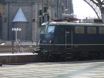 Eine E 10 121 steht in K�ln Hbf mit dem ( Funn Express ) nach Rheine. Leider bei dem WM Chaos in K�ln nicht gut Fotografiert.