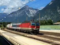 1144 265-4 legt sich am 26.07.11 mit einer RoLa in Brixlegg in eine Kurve auf der Fahrt Richtung W�rgl.
