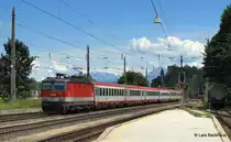 1144 263 passiert am 26.07.11 mit einem OIC Richtung Innsbruck den kleinen Bahnhof Brixlegg.