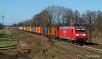 145 024-6 rollt am 25.03.12 mit einem Containerzug durch Grevelau Richtung L�neburg.