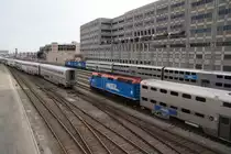 Nachmitt�gliche Rushhour im Vorfeld der Union-Station Chicago am 14.6.2012. W�hrend ein Superliner-Zug der Amtrak bereitgestellt wird, f�hrt die F40 #117 der METRA aus dem Bahnhof aus. Rechts wartet eine Doppeltraktion mit  F40 #190+189 auf Einfahrt.