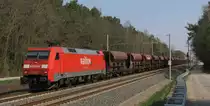 Am 18.04.2012 nach der Richtung Berlin verkehrenden RB �ffnete sich die Schranke nicht, sodass ich meinem Fahrrad die Sporen gab (vom Schatten auf den Wagen im Bild bis zur Fotostelle) und w�hrenddessen die Kamera aus der Jacke fummelte. Dann ca. 5 Sekunden zum �berlegen und einstellen gehabt und 'klick'. Schon war 152 066-7 im Kasten nachdem sie Bestensee durchfuhr.