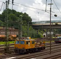 IFO (Instandhaltungsfahrzeug f�r Oberleitungsanlagen) 703 009-1 der DB Netz AG am 10.07.2012 in Kreuztal.
Als Ersatz f�r die alten Fahrzeuge der Baureihen 701 und 702 stellte Windhoff ein zweiachsiges Fahrzeug, das f�r die Pr�f- und Wartungsarbeiten an den Oberleitungen konzipiert und IFO genannt wurde, her. 1996 erfolgte die Auslieferung von neun Triebwagen (Baureihe 703.0), dieses hier wurde unter der Fabriknummer 2426 gebaut.     
Von der Gleisbaumechanik Brandenburg wurden 2000 und 2001 zehn weitere solcher Fahrzeuge gebaut (Baureihe 703.1).
F�r Streckenfahrten verf�gen die Fahrzeuge �ber einen sechs Zylindern MAN-Dieselmotor des Typs D 2865 LOH-10.
Um die Hydraulikantriebe bet�tigen zu k�nnen, wurde ein zweiter MAN-Dieselmotor des Typs D 0824 eingebaut. Dieser Motor stellt der Hydraulik eine Leistung von 81 kW zu Verf�gung.
W�hrend der Arbeiten an der Oberleitung ist eine Schleichfahrt bis zu 5 km/h m�glich, und erfolgt durch einen hydrodynamischen Antrieb (hydraulisch).
Neben der Fahrzeugkabine, die f�r zehn Personen zugelassen ist, verf�gt das Fahrzeug �ber eine hydraulisch betriebene und schwenkbare Arbeitsb�hne, die die Arbeiten an den Oberleitungsanlagen erm�glicht. Auf der Fahrzeugkabine befindet sich ein Lehrstromabnehmer.
Die Fahrzeuge haben eine Dauerleistung von 213 kW, eine H�chstgeschwindigkeit von  90 km/h und ein Dienstgewicht von 29 t.