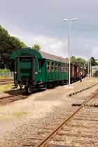Nach der R�ckkehr aus Hille steht der kurzzeitig loklose Zug am Bahnsteig...nicht ganz Stielecht aber nicht weniger interessant ein Y-Wagen der 3. Klasse eingereiht..er ist ja im grundegenommen auch auf einem alten Personenwagen aufgebaut.
Sonntag 8.7.2012