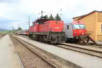Bahnhof Summerau,Blickrichtung Tschechei. Zu sehen eine Rangierlok der Reihe 1063 vor einem Personenzug. Im Hintergrund wird gerade eine 1142 von dem Personenzug abgekoppelt, Juni 2011