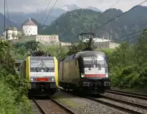 189 924-4 Dispolok und 182 529-8 MRCE von TX-Logistik stehen am 13.5.2012 zum Rangieren an 2 G�terz�ge bereit, beide fahren wenig sp�ter zum Brenner.Im Hintergrund die Festung Kufstein und das Kaisergebirge in Wolken.