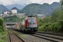 1116 218-7 mit Railjet verl�sst am 13.5.2012 den Bahnhof Kufstein Richtung Innsbruck. Aufgenommen hinter dem Stumpfgleis zum Rangieren. Im Hintergrund die Festung Kufstein und das Kaisergebirge in Wolken.