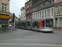D�sseldorf: Stra�enbahnlinie 704 nach Derendorf Nord an der Haltestelle Bilker Kirche.(2.7.2012)
 

