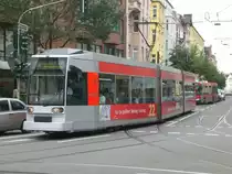 D�sseldorf: Stra�enbahnlinie 708 nach M�rsenbroich Heinrichstra�e nahe der Haltestelle Bilker Kirche.(2.7.2012)
 
