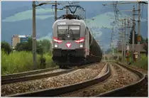 Teleaufnahme von Werbetaurus 1116 138  50 Jahre Heeressport , welcher mit RID 48439 von Krems an der Donau nach Jesenice fuhr.
Zeltweg 10.7.2012
