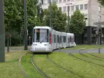 D�sseldorf: Stra�enbahnlinie 709 nach Neuss Theodor-Heuss-Platz an der Haltestelle Landtag/Kniebr�cke.(2.7.2012)
 
