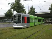 D�sseldorf: Stra�enbahnlinie 709 nach Grafenberg Staufenplatz an der Haltestelle Landtag/Kniebr�cke.(2.7.2012)
 
