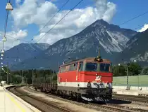 2043 076-5 bringt am 26.07.11 zwei Rungenwagen durch Brixlegg Richtung W�rgl.
