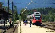 W�hrend 4024 059-0 in den Bahnhof von Brixlegg einf�hrt, betreten die Fahrg�ste nach kurzer Wartezeit den Bahnsteig. 26.07.11.