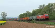152 092-3 legt sich am 29.04.12 mit einem Containerzug bei Obernjesa in eine leichte Rechtskurve Richtung G�ttingen.