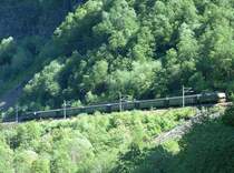 Talw�rtsfahrender Zug mit 2 El 17 am 14.06.2006 zwischen dem Blomheller-Tunnel und der Station Blomheller, der vor einigen Jahren eingef�hrte  Sandwich -Verkehr ist f�r diese Strecke sinnvoll, eine Lok w�rde 6 Wagen kaum schaffen und es brauchen bei dieser kurzen Strecke von 20 km keine Locks umgesetzt zu werden. Die Steigung von 5,5 % ist bei diesen Foto im Vergleich zu den Strommasten recht anschaulich.