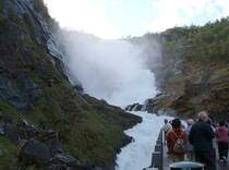 Touristenstation Kjosfoss (Wasserfall), 669 m hoch, am 14.06.2006, ich habe ein Photo vom August 1993, da f�hrt der Wasserfall wesentlich weniger Wasser, jetzt ist dort noch Schneeschmelze in den Bergen.